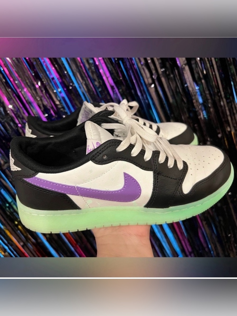 Jordan 1 Retro glow in the dark big kids size 6.5 is equivalent to women’s 7 1/2